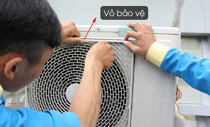 Vệ sinh lớp bênh ngoài cục nóng
