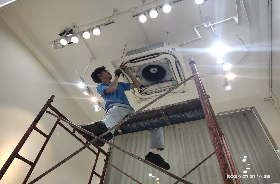 thợ tháo lắp máy lạnh