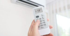 Có nên vệ sinh remote máy lạnh không